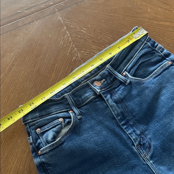 MOTHER The Weekender Fray Denim Shorts Take it Easy Wash Sz 28 6” inseam EUC - Picture 10 of 15